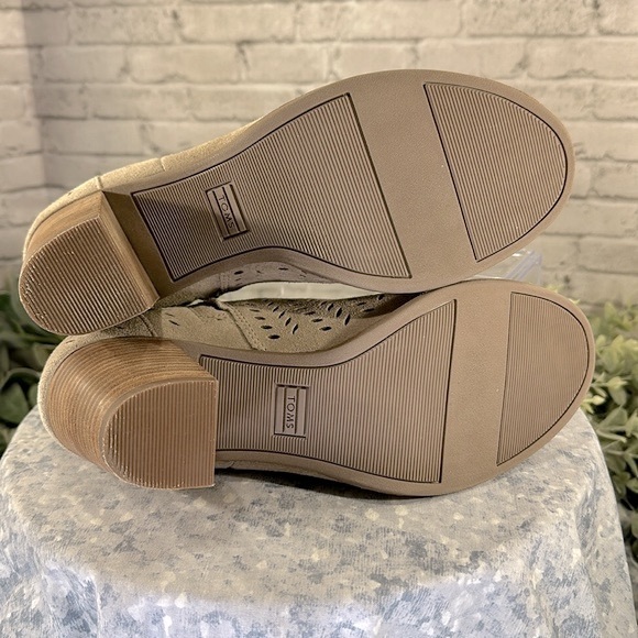 TOMS Majorca Beige Suede Peep Toe Perforated Fashion Ankle Booties WMS 9M✨EUC✨ - Picture 8 of 11